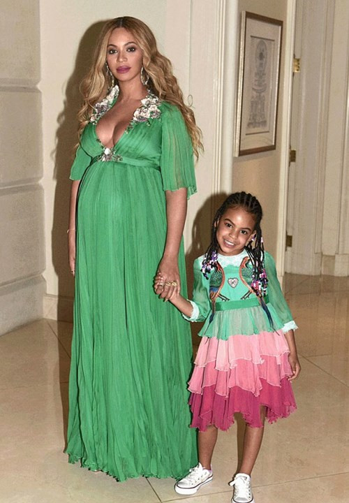 Với cô con gái nhỏ, Beyonce cũng không tiếc tiền chi tiêu. Từ bữa tiệc sinh nhật trị giá 200.000 USD, búp bê Barbie 85.000 USD đến những chiếc váy đi dự sự kiện của bé Blue Ivy có giá tới 600 triệu đồng. (Ảnh: Daily Mail)
