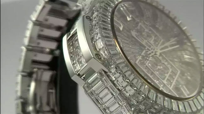 Nhân dịp sinh nhật lần thứ 43 của Jay Z, Beyonce đã tặng chồng chiếc đồng hồ Hublot “Big Bang” trị giá 5 triệu USD. Chiếc đồng hồ được gắn 1.282 viên kim cương, nặng hơn 100 carat và 6 viên ngọc lục bảo.