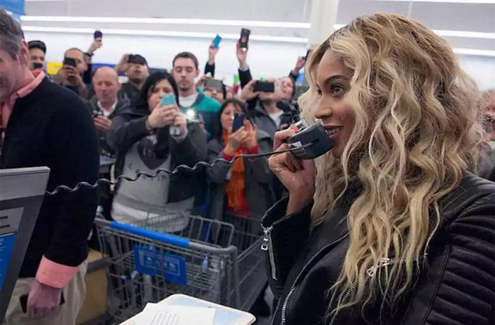 Siêu sao ca nhạc Beyonce là một người hào phóng. Cô từng bỏ ra 27.000 USD mua thẻ quà tặng trị giá 50 USD/thẻ để tặng cho bất kỳ người nào họ gặp trong siêu thị Walmart.