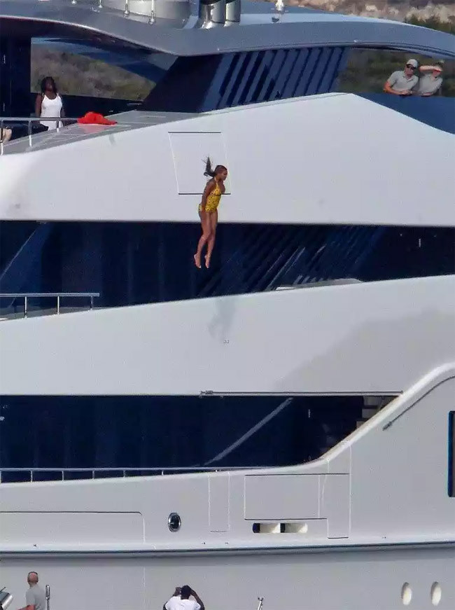 Trong lần sinh nhật lần thứ 32 của Beyonce, hai vợ chồng cô bỏ ra 350.000 USD thuê một chiếc du thuyền để tổ chức tiệc. Tiệc sinh nhật diễn ra suốt năm ngày trên du thuyền sang trọng và du thuyền đi từ Tây Ban Nha sang Italy. Du thuyền này có cả bể bơi, phòng xông hơi, sân bay dành cho máy bay lên thẳng. Riêng tiền rượu vang trong hôm sinh nhật đã tốn 30.000 USD.