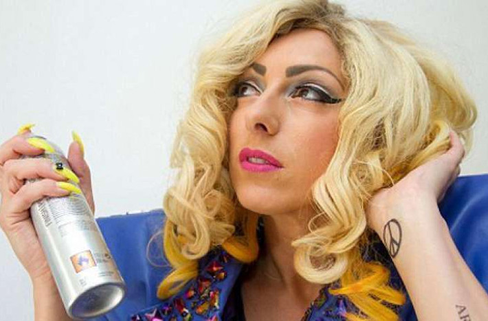 Lady Gaga có rất nhiều fan nhưng không phải ai cũng cuồng bằng cô gái Donna Marie Trego. Donna đã bỏ ra 60.000 USD để phẫu thuật thẩm mỹ cho giống với thần tượng.