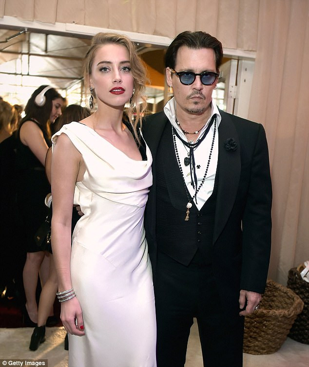 Tháng 5 năm ngoái, Amber Heard đệ đơn ly hôn Johnny Depp sau 15 tháng ly hôn với lý do bị chồng bạo hành.