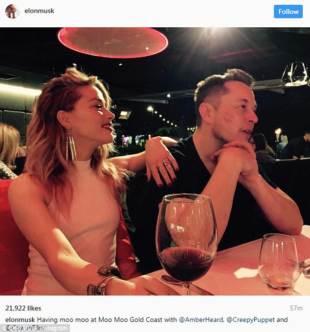 Để khẳng định mối quan hệ với tình mới, tỷ phú Elon Musk, Amber Heard đã khoe ảnh tình tứ trên Instagram. Sau đó tỷ phú 45 tuổi cũng khoe ảnh hai người trên Instagram của anh. Trong ảnh chụp Amber tươi cười bên cạnh Elon và khoe dấu son cô vừa hôn người tình trên má khi cả hai ngồi trong một nhà hàng ăn tối tại Australia. (Ảnh: Instagram)