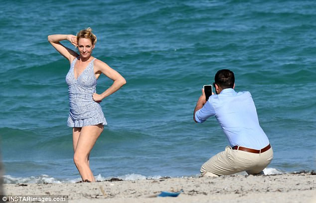 Tuy nhiên Uma Thurman vẫn rất tự tin tạo dáng chụp ảnh trên biển. (Ảnh: Instarimages)