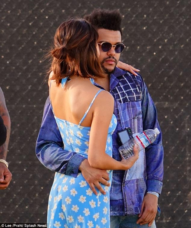 Selena Gomez tới dự Liên hoan âm nhạc Coachella với tư cách là người cổ vũ còn người yêu cô thì tham gia biểu diễn. (Ảnh: Splash News)