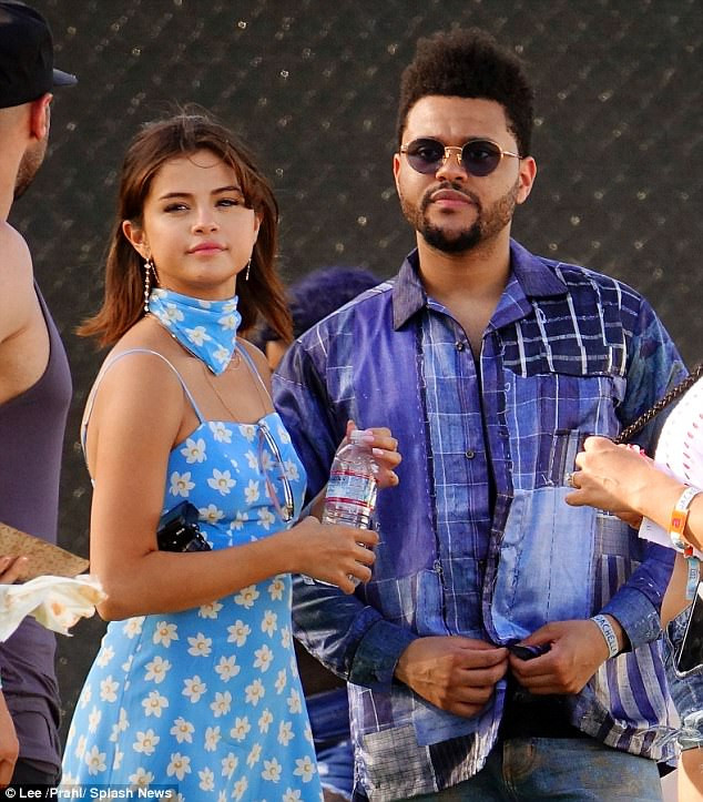 Tháng 1/2017 rộ tin đồn Selena Gomez và The Weeknd hẹn hò khi lộ ảnh hai người tính tứ với nhau. Trước đó, nam ca sĩ 27 tuổi vừa chia tay bạn gái, người mẫu Bella Hadid. (Ảnh: Splash News)