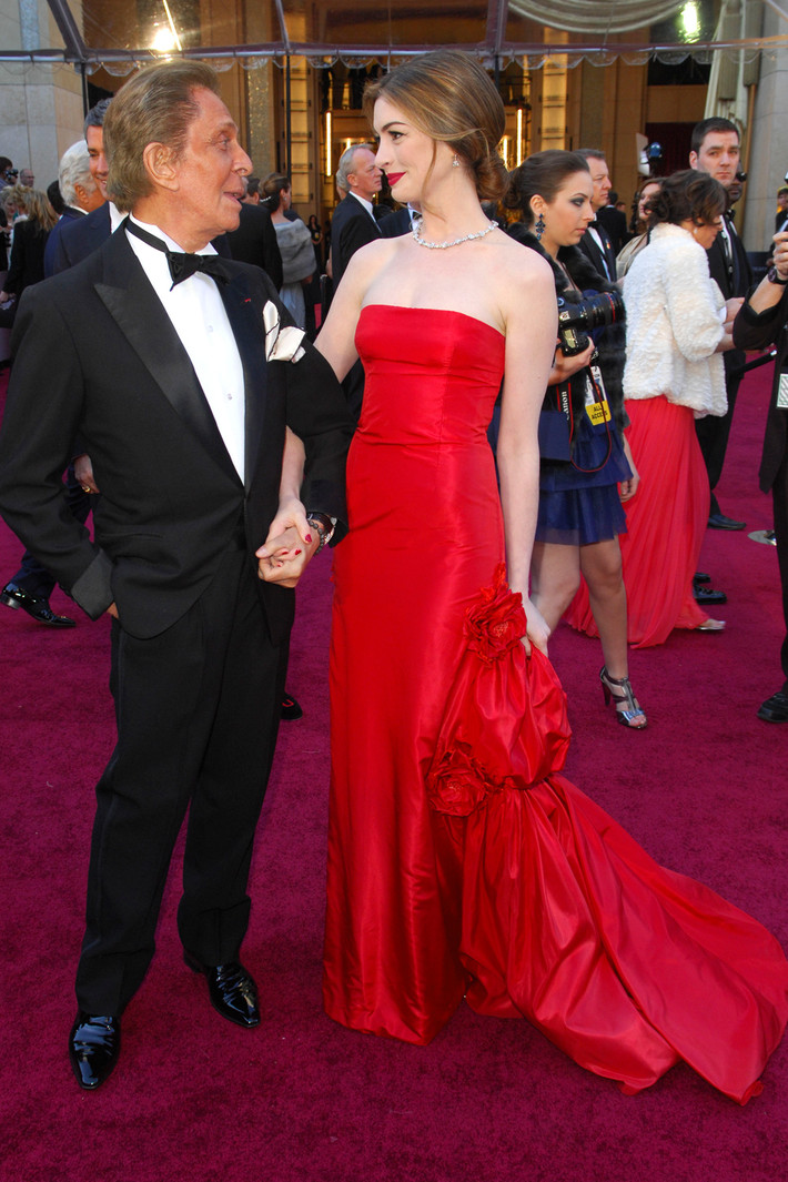Chiếc váy màu đỏ Anne Hathaway mặc đi dự Oscar cùng chồng năm 2011 là của Valentino, giá tới 80.000 USD. Đây là một trong những chiếc váy đắt nhất mà ngôi sao Hollywood từng mặc.