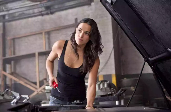 Nổi tiếng với phim Girlfight và đặc biệt là vai Letty Ortiz trong Fast and Furious, Michelle Rodriguez còn rất đắt sô lồng tiếng cho phim hoạt hình và các video game. Hiện cô đã có trong tay 34 triệu USD.