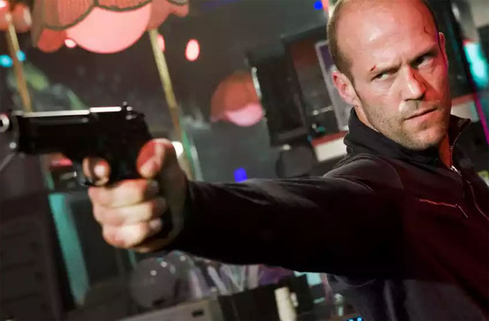 Jason Statham, một trong những sao nam phim hành động được yêu thích nhất thế giới đang là chủ nhân của khối tài sản trị giá 40 triệu USD. Anh không chỉ diễn mà còn tự đóng các pha mạo hiểm, đánh đấm trong phim bởi anh vốn là một võ sĩ đai đen. Ngoài Fast and Furious, Jason còn nổi tiếng với Người vận chuyển và The Expendables.