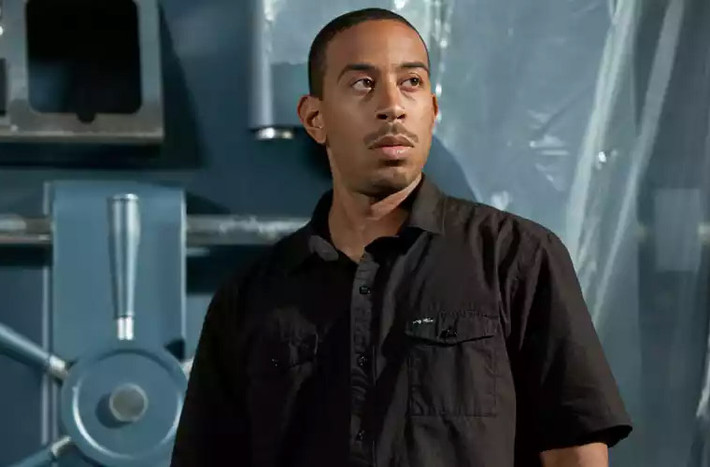 Chris Ludacris Bridges quen mặt với fan Fast and Furious với vai Tej Parker, một thợ máy và tay đua đường phố giải nghệ, thành viên trong nhóm của Dom. Điện ảnh và âm nhạc đã giúp Chris có được khối tài sản 31 triệu USD.