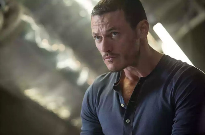 Luke Evans, người đóng vai tội phạm Owen Shaw không chỉ nổi tiếng với The Fate of the Furious mà còn Girl on the Train, Beauty and the Beast. Nam diễn viên xứ Welsh đang có trong tay 6 triệu USD nhờ công sức anh đóng góp trong làng điện ảnh.