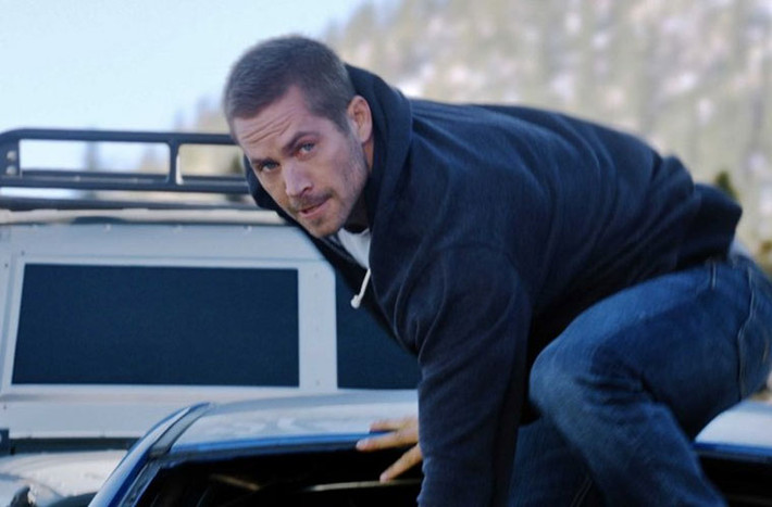 Vẻ điển trai cùng đôi mắt xanh biêng biếc, Paul Walker là lựa chọn chính xác nhất của đạo diễn Fast and Furious khi giao cho anh vai đặc vụ FBI Brian O’Conner. Brian phải lòng em gái Dom và tham gia nhóm. Tháng 11/2013, Paul tử nạn khi chiếc Porsche anh lái với tốc độ cao bị đâm vào một cái cây bên đường. Khi qua đời, Paul Walker mới 40 tuổi và có trong tay 25 triệu USD. Thời điểm đó Paul cùng The Rock và Vin Diesel là những ngôi sao có thu nhập cao nhất Hollywood.