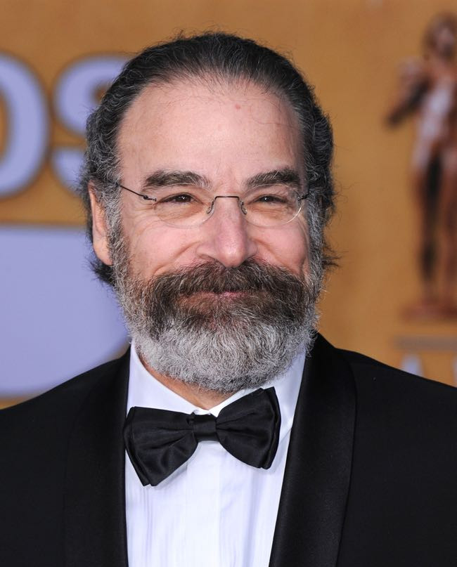 Nam diễn viên Mỹ Mandy Patinkin đã hai lần được hiến giác mạng để phẫu thuật ghép vào năm 1997 và 1998. Ông bị Keratoconus, một hiện tượng di truyền khiến giác mạc mỏng và hình ảnh biến dạng. (Ảnh: DFree)