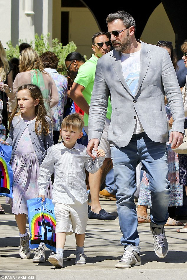 Ở nhà thờ về, 5 người nhà Ben Affleck và Jennifer Garner còn cùng nhau tổ chức ăn uống mừng lễ Phục sinh tại biệt thự của họ ở Pacific Palisades. (Ảnh: AKM-GSI)