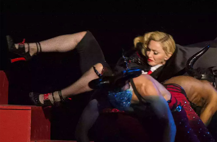 Madonna đã bị ngã dập mông trên sân khấu Brit Awards 2015 vì chiếc áo khoác của cô bị móc vào đâu đó.