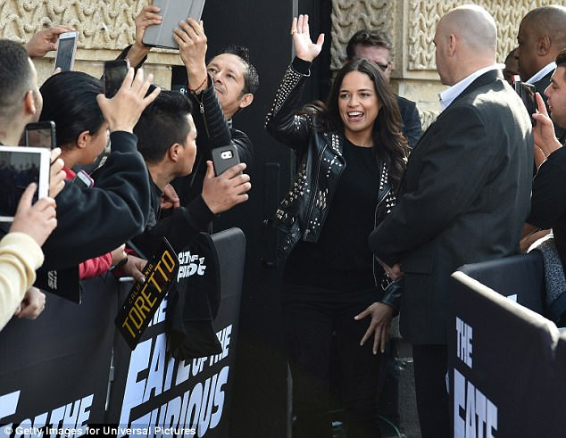 Michelle Rodriguez được fan chào đón nống nhiệt khi xuất hiện trong buổi giới thiệu The Fate of the Furious hôm 11/4 ở New York. (Ảnh: Getty Images)