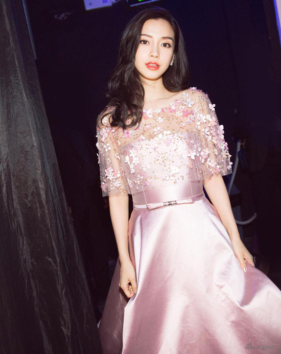 Không chỉ mãn nguyện chuyện riêng tư, sự nghiệp của Angelababy cũng rất hanh thông. (Ảnh: Sina)