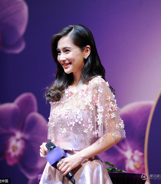 Cũng chính vì thân hình gọn gàng quá nhanh sau sinh mà Angelababy bị dính tin đồn mang thai hộ. Tuy nhiên, nữ diễn viên 28 tuổi đã phủ nhận thông tin này. (Ảnh: QQ)