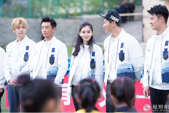 Sau ba tháng sinh con, Angelababy trở lại với vòng quay làm việc dầy đặc từ tham gia chương trình Running Brothers tới đi dự các sự kiện. (Ảnh: ifeng)