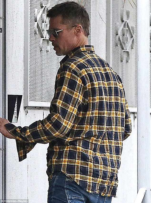 Brad Pitt bị ngăn cản tới thăm con bởi hàng loạt những điều kiện mà Jolie và tòa đưa ra. Cộng thêm cú sốc tinh thần khi trong chuyến thăm các con vào ngày 19/10 anh đã bị dội gáo nước lạnh khi Maddox hét vào mặt cha nuôi: “Ông không phải cha tôi”, rồi bừng bừng tức giận bước ra khỏi phòng, Brad Pitt càng cô đơn. (Ảnh: Daily Mail)