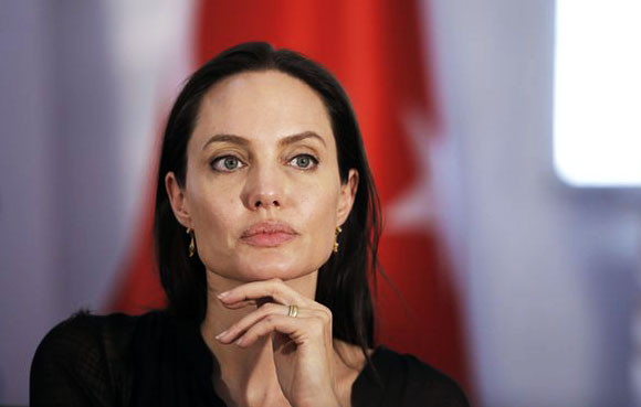 Luôn tỏ ra kiêu hãnh nhưng thẳm sâu trong Angelina Jolie cô luôn mang trong mình một nỗi đau đáu khi đặt bút ký vào đơn ly hôn Brad Pitt, người đã gắn bó với cô 14 năm qua và có với nhau 6 mặt con cả con nuôi, cả con đẻ. (Ảnh: Star Fights)