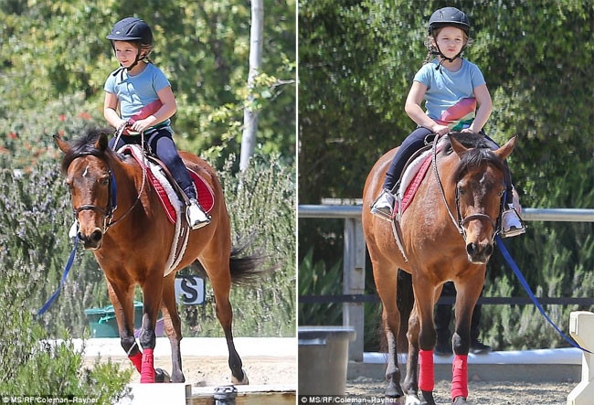Mặc dù mới là buổi đầu tập cưỡi ngựa nhưng Harper Seven Beckham tỏ ra rất tự tin và thích thú. (Ảnh: Coleman-Rayner)