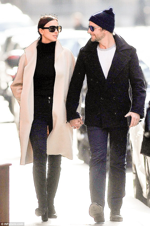 Hai tuần trước Irina Shayk và nam diễn viên Bradley Cooper đã chào đón con gái đầu lòng. Cô bé mang cả họ mẹ và cha, Lea de Seine Shayk Cooper. Tuy nhiên, mãi tới 9/4, thông tin Irina sinh con mới được tiết lộ và ngày 11/4 mọi người mới biết tên và giới tính của con đầu lòng nhà Irina-Bradley bởi cả hai cùng rất bí mật thông tin. (Ảnh: INFphoto)