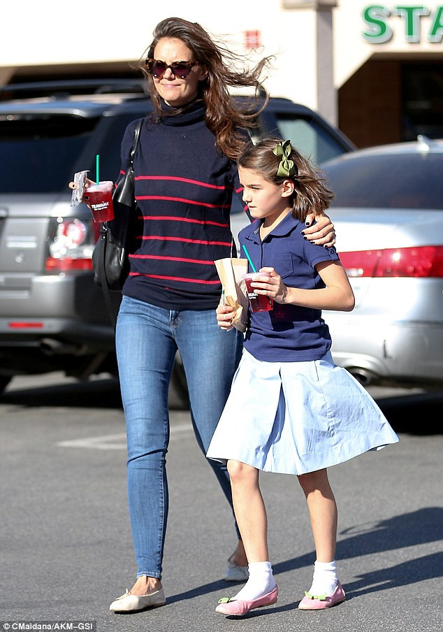 Năm năm sau khi chia tay Tom Cruise, Katie Holmes vẫn sống một mình với con gái. Dù từ năm 2013 cho đến nay có tin đồn cô hẹn hò với nam diễn viên Jamie Foxx, nhưng cả hai đều giữ kín quan hệ và không trả lời báo chí. (Ảnh: AKM-GSI)