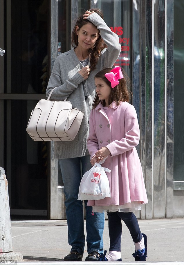 Mặc dù sau khi ly hôn, Katie Holmes được chồng cũ trợ cấp 33.000 USD/tháng tiền trợ cấp nuôi con, nhưng về mặt tinh thần, cô lại gánh trọng trách nuôi dạy của cả cha lẫn mẹ bởi Tom ít khi ngó ngàng tới con gái. (Ảnh: Mega)