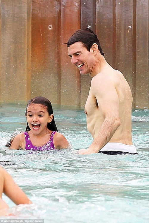 Năm 2016, báo chí Mỹ đưa tin Tom Cruise đã không liên hệ gì với con gái cưng, con chung của anh với vợ cũ Katie Holmes suốt ba năm qua. Lần cuối cùng Tom Cruise và con gái Suri chụp ảnh cùng nhau là ba năm trước khi anh đưa con gái đi chơi công viên nước Typhoon Lagoon ở Florida. Lúc đó bé Suri được 6 tuổi. (Ảnh: Splash News)