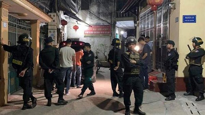 Trước đó, vào khoảng 23h 40 phút ngày 6/11, Cơ quan Cảnh sát điều tra Công an thành phố Thái Bình nhận được đơn trình báo của anh N.Q.D, trú tại phường Tiền Phong, thành phố Thái Bình về việc: Khoảng 23 giờ 25 phút cùng ngày, có 2 đối tượng là nam giới đi xe máy đến khu vực gần nhà anh D, ném túi nilon đựng sơn màu đỏ vào cửa, tường nhà và các hộp sản phẩm yến sào của nhà anh D. Hậu quả nước sơn làm hỏng 2 hộp sản phẩm yến sào của nhà anh D.