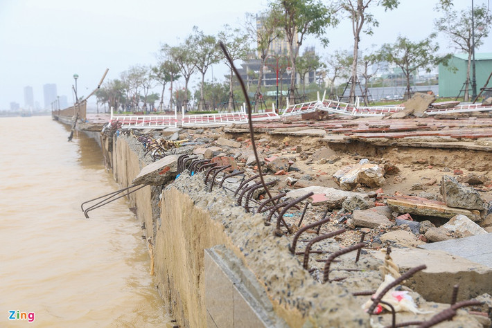 Do ảnh hưởng của bão số 13 nên tối qua, nước sông Hàn dâng cao gây ngập đường Như Nguyệt ở quận Hải Châu. Sáng nay, khi nước rút, người dân thấy nhiều đoạn vỉa hè bị hư hỏng. Ảnh: Zing.