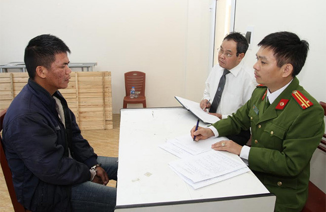 Theo lời khai của Khoát, vào lúc 14h ngày 6/11, trên đường đi từ xã Đồng Khê, huyện Văn Chấn lên thôn Làng Mảnh, xã Tà Xi Láng, Hoát phát hiện chị Sùng Thị Bê (SN 2003, trú tại thôn Tàng Ghênh, xã Bản Mù, huyện Trạm Tấu) đi phía trước liền đuổi theo kéo tay chị Bê xuống taluy âm cách mặt đường khoảng 20m rồi đe dọa, trói 2 tay Bê lại để thực hiện hành vi hiếp dâm. Sau khi quan hệ tình dục, Hoát sợ bị phát hiện nên đã siết cổ nạn nhân đến chết rồi đi về nhà.