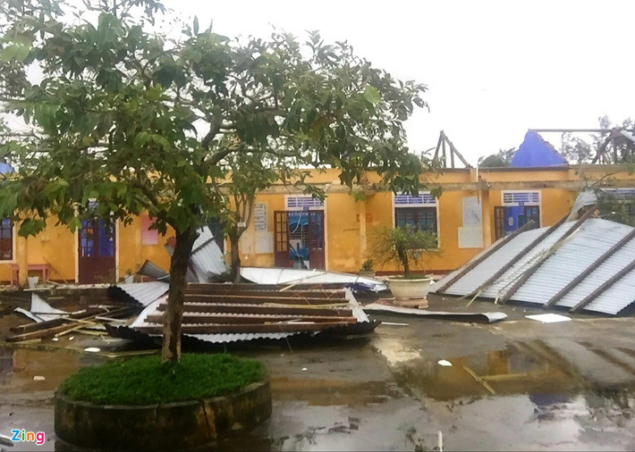 Tại Thừa Thiên - Huế, mưa bão khiến trường Tiểu học số 1 Phú Thuận (huyện Phú Vang) bị tốc mái. Chính quyền đang thống kê thiệt hại của người dân để báo cáo cấp trên.