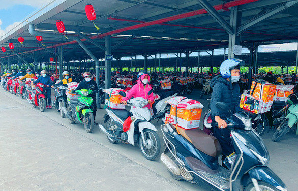 Theo tìm hiểu của PV Báo Tri thức và Cuộc sống, hình ảnh trên được ghi tại Công ty CP Sản xuất hàng thể thao chi nhánh Thái Bình (Công ty Tân Đệ). Ông Trịnh Thanh Định, Chủ tịch công đoàn Công ty CP Sản xuất hàng thể thao chi nhánh Thái Bình (Công ty Tân Đệ) xác nhận hình ảnh hàng ngàn chiếc xe máy được chằng cẩn thận suất quà Tết ở đằng sau xe là tại các nhà máy thuộc công ty mình.