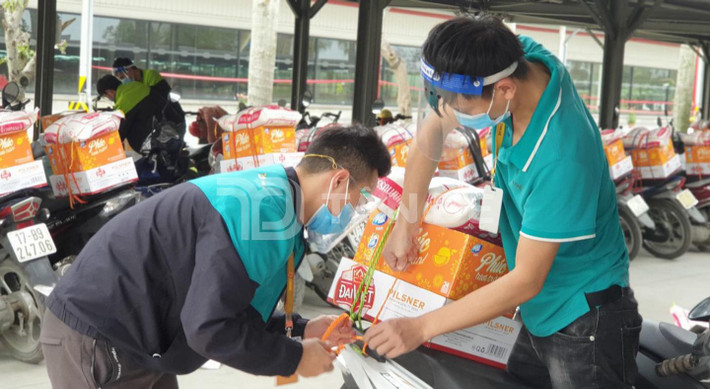 Chị Đỗ Phương, công nhân công ty Tân Đệ xúc động cho biết, lần đầu tiên đi làm nhận được quà tết nhiều như vậy. Dù dịch bệnh khó khăn nhưng công ty vẫn cho công nhân một cái tết ấm no. Bản thân chị Phương rất vui và hạnh phúc.