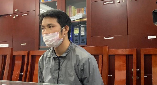 Hào cầm súng, Trăm cầm dao đe dọa khống chế vợ chồng chị Hường, yêu cầu đưa tiền. Thấy vợ chồng chị Hường hét lên, Hào bắn 1 phát súng lên trần nhà để uy hiếp đồng thời yêu cầu đưa cho hai đối tượng 100 tỷ nhưng vợ chồng chị Hường không có đủ và xin đưa trước một khoản tiền mặt, đến sáng ngày hôm sau sẽ chuyển cho Hào từ 3 đến 5 tỷ đồng vào tài khoản.