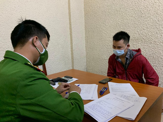 Khoảng 1h30 phút ngày 16/1, thấy gia đình chị Hường đi ngủ, Hào và Trăm đột nhập vào phòng bảo vệ công ty, Hào rút súng khống chế, trói anh N.V.C là bảo vệ Công ty cổ phần Thanh Hà. Sau đó, Trăm đạp cửa, cả hai xông vào phòng ngủ của vợ chồng chị Hường.
