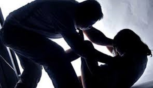 Nam thanh niên đánh mẹ ruột bị người khác đâm tử vong. Công an Tiền Giang đang điều tra làm rõ vụ anh Trần Trung Hòa (31 tuổi, ấp Sơn Qui A, xã Tân Trung, thị xã Gò Công) tử vong do bị đâm. Khoảng 23h ngày 15/1, anh Hòa đến nhà trọ ở xã Tân Trung gặp mẹ ruột là bà Mai (64 tuổi) và Trần Trung Hiệp (26 tuổi). Tại đây, Hòa xảy ra cự cãi rồi dùng tay đánh bà Mai. Thấy vậy, Hiệp vào can ngăn và xảy ra xô xát với Hòa. Hiệp dùng dao đâm nhiều nhát vào người Hòa. Sau đó, Hiệp cùng một người khác đưa Hòa vào viện rồi rời đi. Nạn nhân sau đó tử vong.