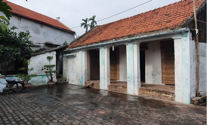 Giám đốc Công an tỉnh Hưng Yên thông tin vụ 5 người chết sau bữa ăn. Ngày16/1, Đại tá Nguyễn Thanh Trường, Giám đốc Công an tỉnh Hưng Yên cho biết, đơn vị vẫn đang phối hợp với cơ quan chuyên môn của Bộ Công an làm rõ nguyên nhân vụ 5 người tử vong bất thường tại huyện Kim Động. Hiện Viện Khoa học Hình sự (Bộ Công an) đã lấy mẫu giám định của các nạn nhân nhưng đến nay chưa có kết quả. Đáng chú ý, vụ việc có nhiều vấn đề khi cả nhà ăn cùng nhau nhưng có người bị ngộ độc, người lại không. Trước đó, sau bữa ăn gia đình có 9 người tại nhà ông Sản (xã Hùng An, huyện Kim Động), đến nay đã có 5 người tử vong.