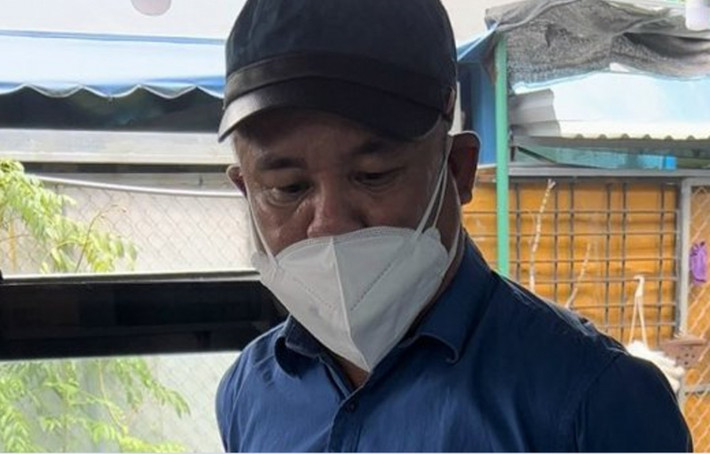Giang hồ Hà "mát" bị bắt quả tang khi nhận tiền bảo kê. Ngày 16/1, Công an quận Bình Tân, TP HCM tạm giữ Nguyễn Hà (tự Hà “mát”) để điều tra xử lý về hành vi “cưỡng đoạt tài sản”. Hà “mát” với 3 tiền án về tội “Cố ý gây thương tích”là trùm giang hồ chuyên cho vay nặng lãi, thu thập đàn em "bảo kê" cho một số quán nhậu và đòi nợ thuê. Thời gian gần đây, Hà liên tục đe dọa ông C, chủ một quán nhậu phường Bình Trị Đông A để bắt nộp tiền bảo kê 12 triệu đồng/tháng. Ngày 13/1, khi ông ông C đến, đưa số tiền 12 triệu đồng cho Hà, Công an quận Bình Tân ập đến bắt quả tang.
