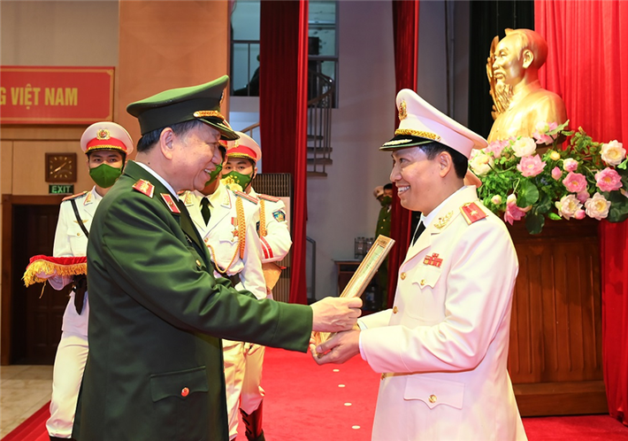 Tân Thứ trưởng Thứ trưởng Lê Văn Tuyến, sinh năm 1973. Quê quán: xã Hòa Lâm, huyện Ứng Hòa, TP Hà Nội; trình độ: Tiến sỹ luật, Cao cấp Lý luận Chính trị.