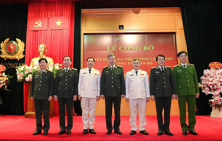 Bộ trưởng Tô Lâm cùng các đồng chí Thứ trưởng Bộ Công an chụp ảnh lưu niệm cùng hai đồng chí tân Thứ trưởng.