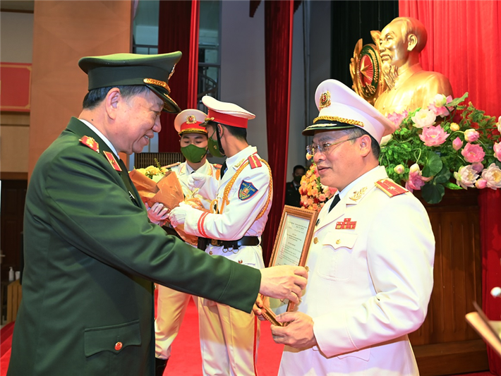 Tân Thứ trưởng Bộ Công an Nguyễn Văn Long sinh năm 1974. Quê quán: xã Tân Mỹ, huyện Yên Dũng, tỉnh Bắc Giang; trình độ: Thạc sỹ Luật, Cao cấp Lý luận Chính trị.