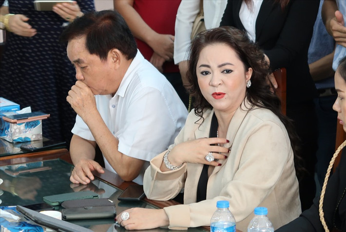 Ngoài tố cáo ông Võ Hoàng Yên về hành vi lừa đảo chiếm đoạt tài sản, không minh bạch các hoạt động từ thiện, xây chùa, ủng hộ bão lụt… thì bà Hằng còn điểm tên nhiều nghệ sĩ.