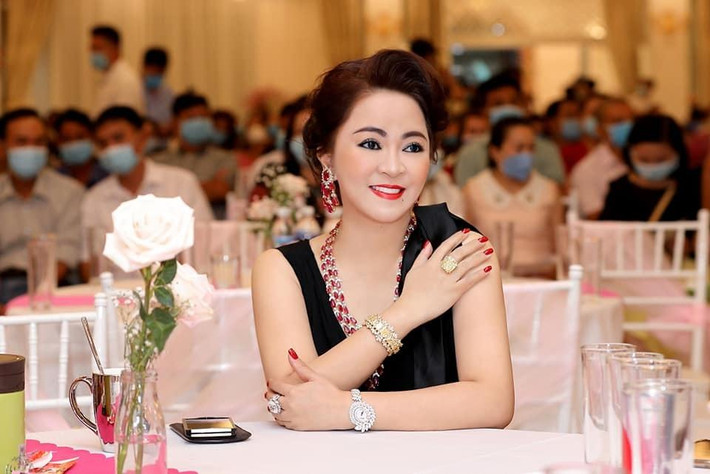 Mọi hành vi xúc phạm danh dự nhân phẩm uy tín của người khác dù là trên mạng xã hội hay trong đời thực thì đều là hành vi vi phạm pháp luật. Tùy vào tính chất, mức độ của hành vi vi phạm, tùy thuộc vào hậu quả xảy ra mà người vi phạm sẽ bị xử phạt hành chính hoặc bị truy cứu trách nhiệm hình sự. Với những thông tin của nữ doanh nhân này đưa ra trong các buổi livestream trong thời gian qua và phản hồi trở lại, phủ nhận của các cá nhân, nghệ sĩ, dư luận không thể biết ai đúng, ai sai, chỉ có kết luận của cơ quan chức năng thì mới là cơ sở để giải quyết vụ việc theo quy định pháp luật.