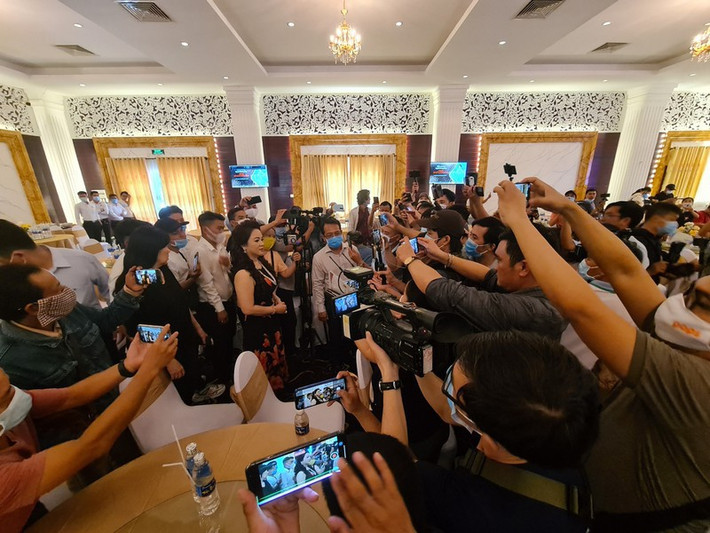 Trao đổi trên Zing, luật sư Trần Minh Hùng, Đoàn Luật sư TP.HCM, cho rằng, nếu chủ tài khoản livestream không cẩn trọng với nội dung mình đưa ra thì người cảm thấy bị xúc phạm nhân phẩm, hạ thấp danh dự, uy tín hoặc vu khống có quyền khởi kiện. Căn cứ Điều 34 Bộ luật Dân sự 2015 quy định về quyền được bảo vệ danh dự, nhân phẩm, uy tín của cá nhân và quy định tại Điều 584, từ Điều 589 đến Điều 592 Bộ luật Dân sự về trách nhiệm bồi thường thiệt hại ngoài hợp đồng, cá nhân bị xâm phạm có quyền yêu cầu người vi phạm chấm dứt hành vi vi phạm, yêu cầu đính chính, xin lỗi công khai và bồi thường thiệt hại.
