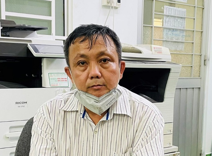 Chiều 10/1, đại tá Đại tá Đinh Văn Nơi, Giám đốc Công an tỉnh An Giang trực tiếp chỉ đạo các lực lượng nghiệp vụ Công an tỉnh An Giang đã tiến hành bắt quả tang và tạm giữ hình sự 2 đối tượng Nguyễn Thanh Bình (sinh năm 1965, cư trú Khóm 3, phường Mỹ Long, thành phố Long Xuyên, tỉnh An Giang) và Trang Kiến Cường (sinh năm 1976, cư trú Khóm 5, phường Châu Phú A, thành phố Châu Đốc, tỉnh An Giang), đang có hành vi mua bán vàng nhập lậu. (Ảnh: Đối tượng Trang Kiến Cường).