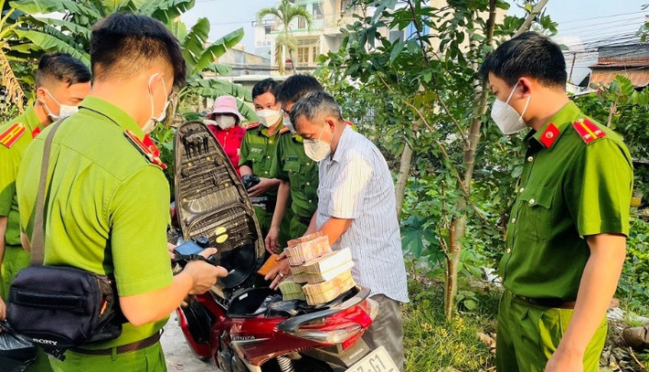 Cảnh bắt quả tang 2 đối tượng mua, bán vàng nhập lậu.