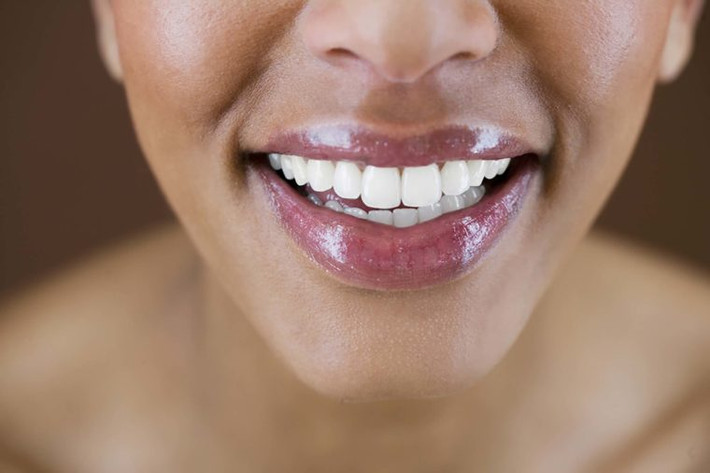 Răng sạch và hơi thở thơm tho: Một nghiên cứu mới cho thấy Lactobacillus và Bifidobacterium, những vi khuẩn có lợi trong thực phẩm lên men có thể làm giảm một số loại vi khuẩn có hại gây ra bệnh nướu răng. Các nghiên cứu khác cũng cho thấy các vi khuẩn probiotic tốt cũng giúp chống lại các vi khuẩn gây ra hơi thở hôi. Ảnh: Shutterstock.